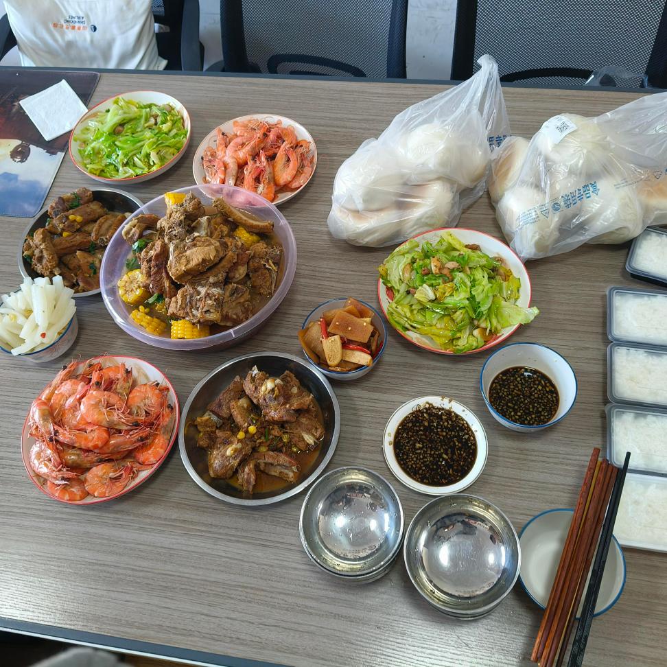 상사들이 모두를 위해 점심을 요리해요!