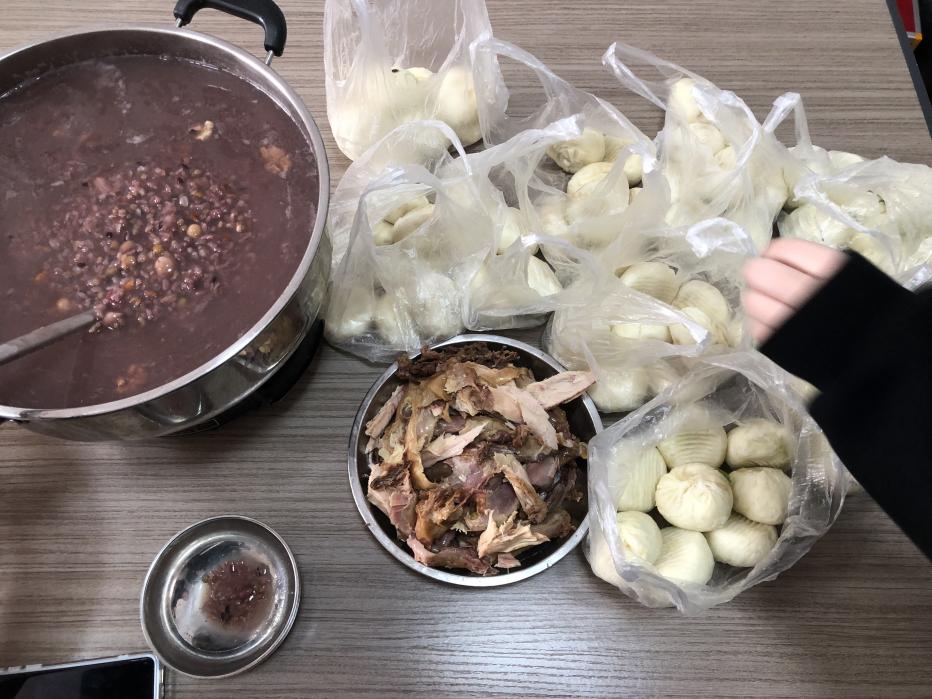 Zemeijia 직원들이 Laba 축제를 축하합니다.