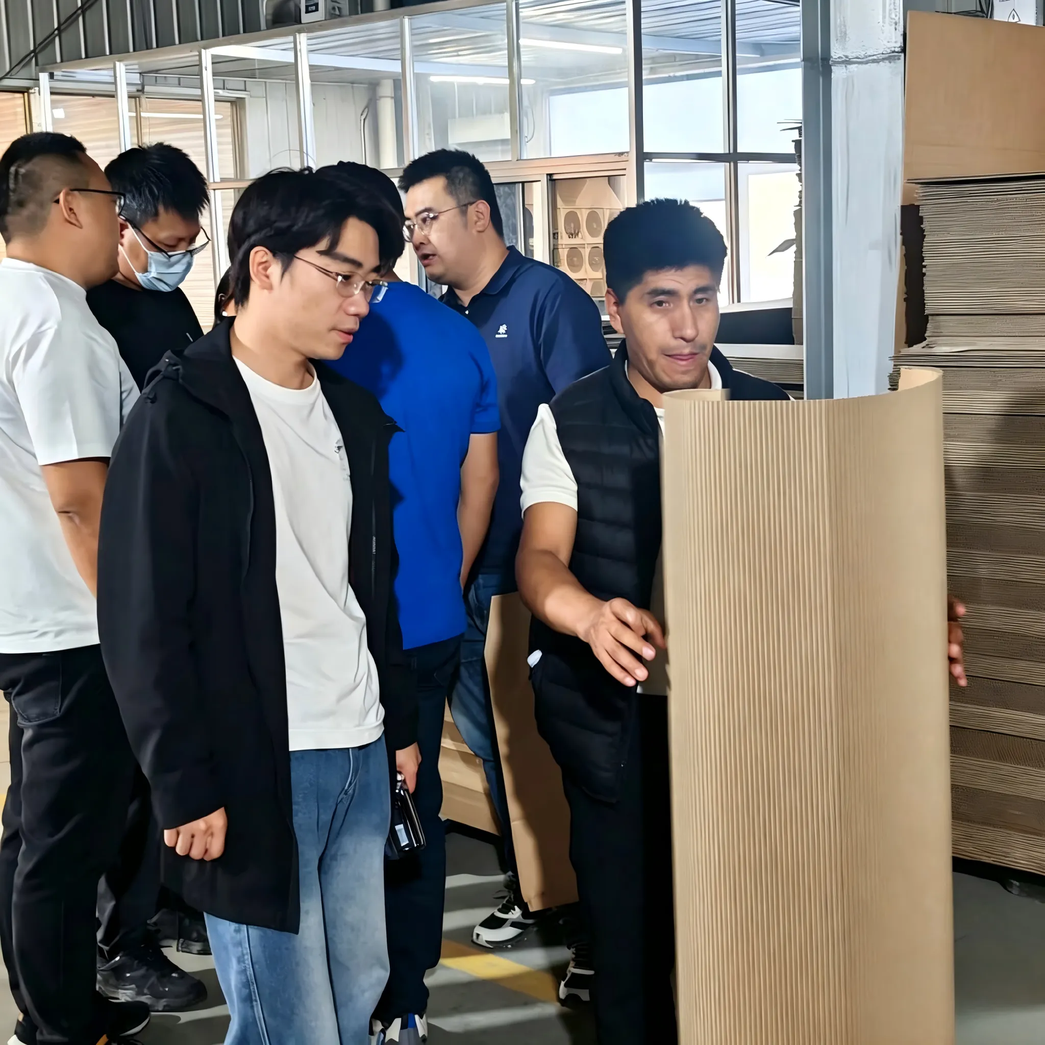 ZMJ Packaging은 현장 공장 검사 및 주문 마무리를 위해 페루 고객을 환영합니다.